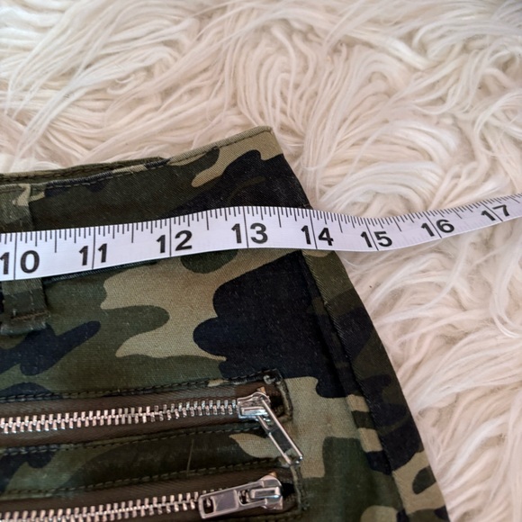 AKIRA Camouflage Cargo Mini Skirt Size Small - Picture 3 of 6